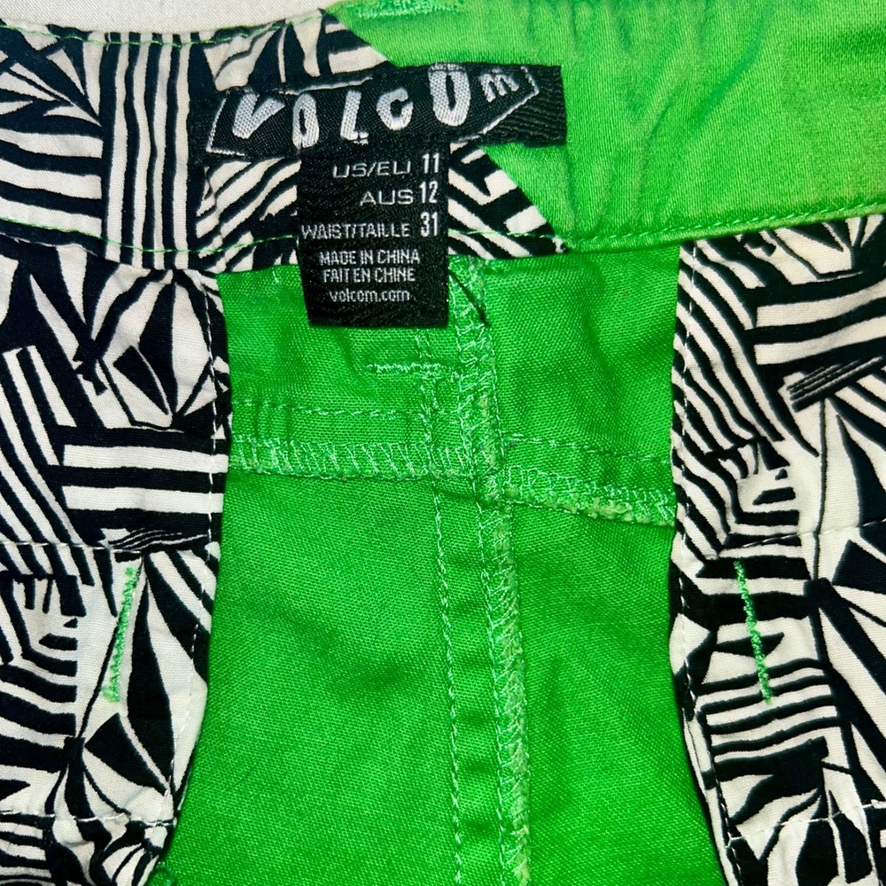 Volcom Frochickie Green Chino Shorts Womens Size 11 Low Rise Skater Summer - Picture 2 of 4
